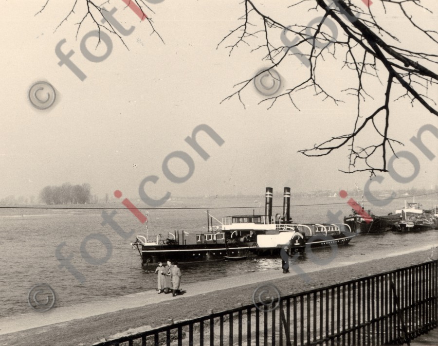 Am Rhein - Foto foticon-duesseldorf-0112.jpg | foticon.de - Bilddatenbank für Motive aus Geschichte und Kultur